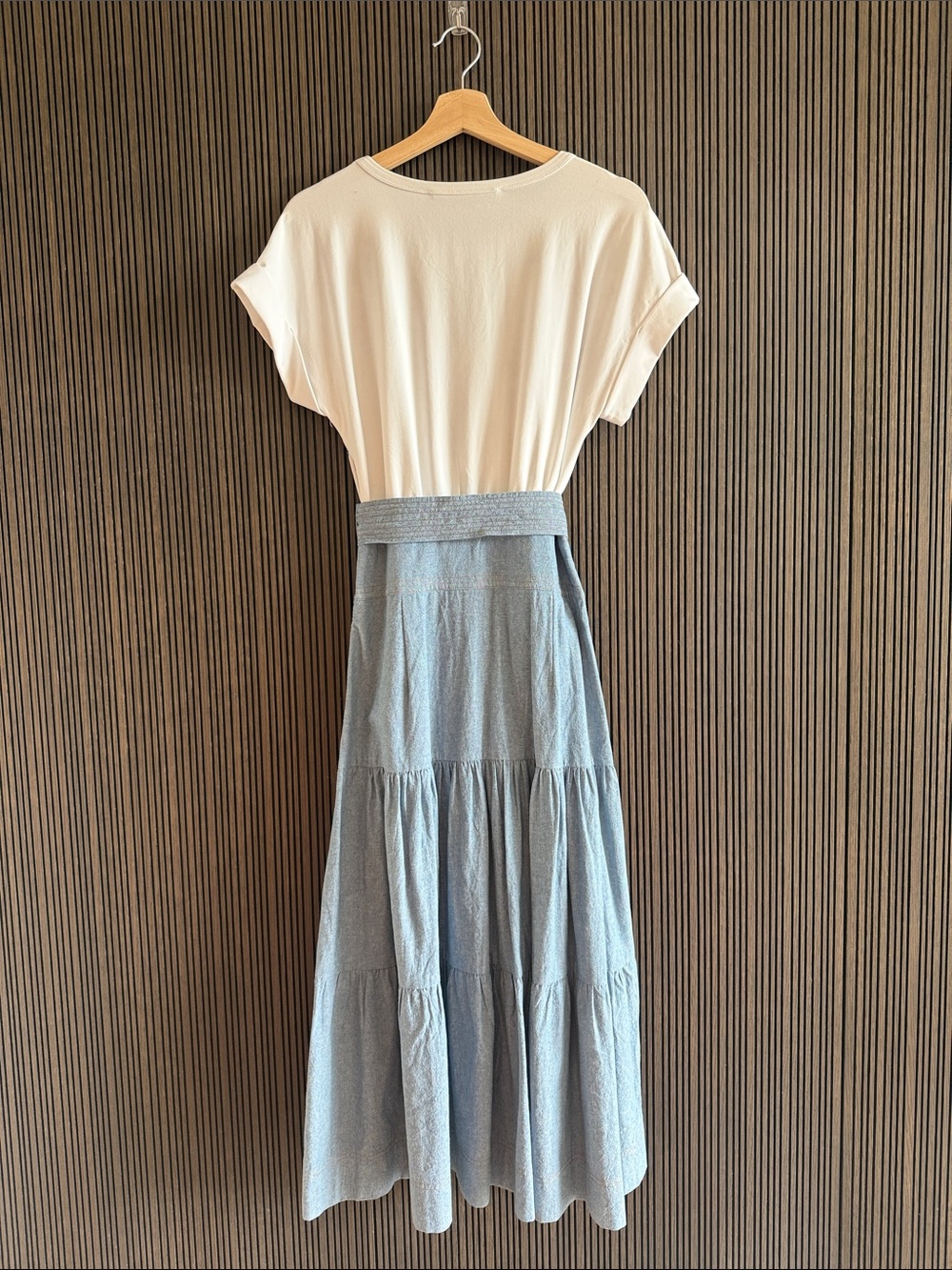 VERONICA BEARD Emmitt midi Tee with Light Blue Button-Front Tiered Skirt Dress - Picture 4 of 4